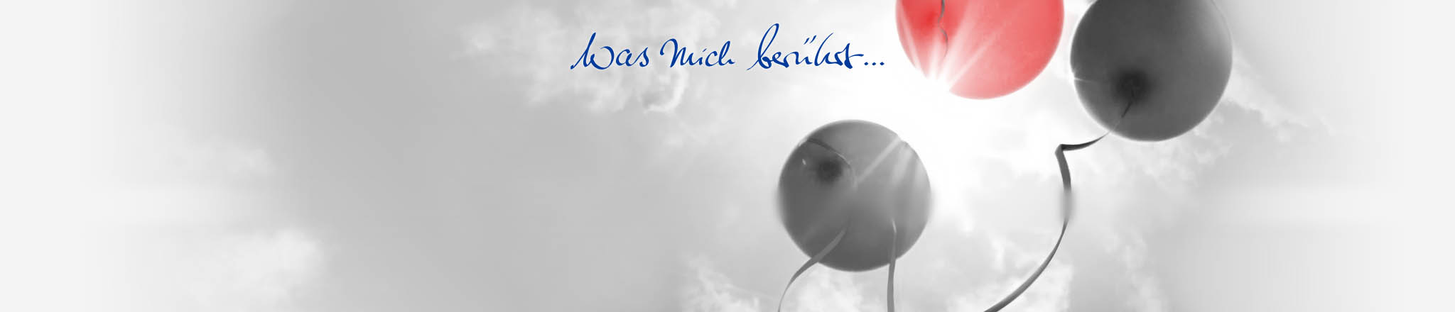 Himmel mit wenig Wolken, drei Ballons fliegen in den Himmel, einer davon rot