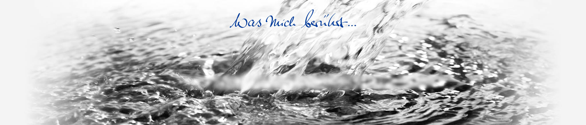 Kräftiger, breiter Wasserstrahl trifft auf Wasseroberfläche