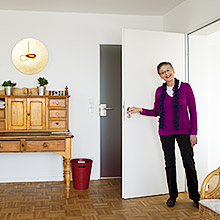 Eingangsraum - Fr. Dr. Krause öffnet lächelnd die Tür